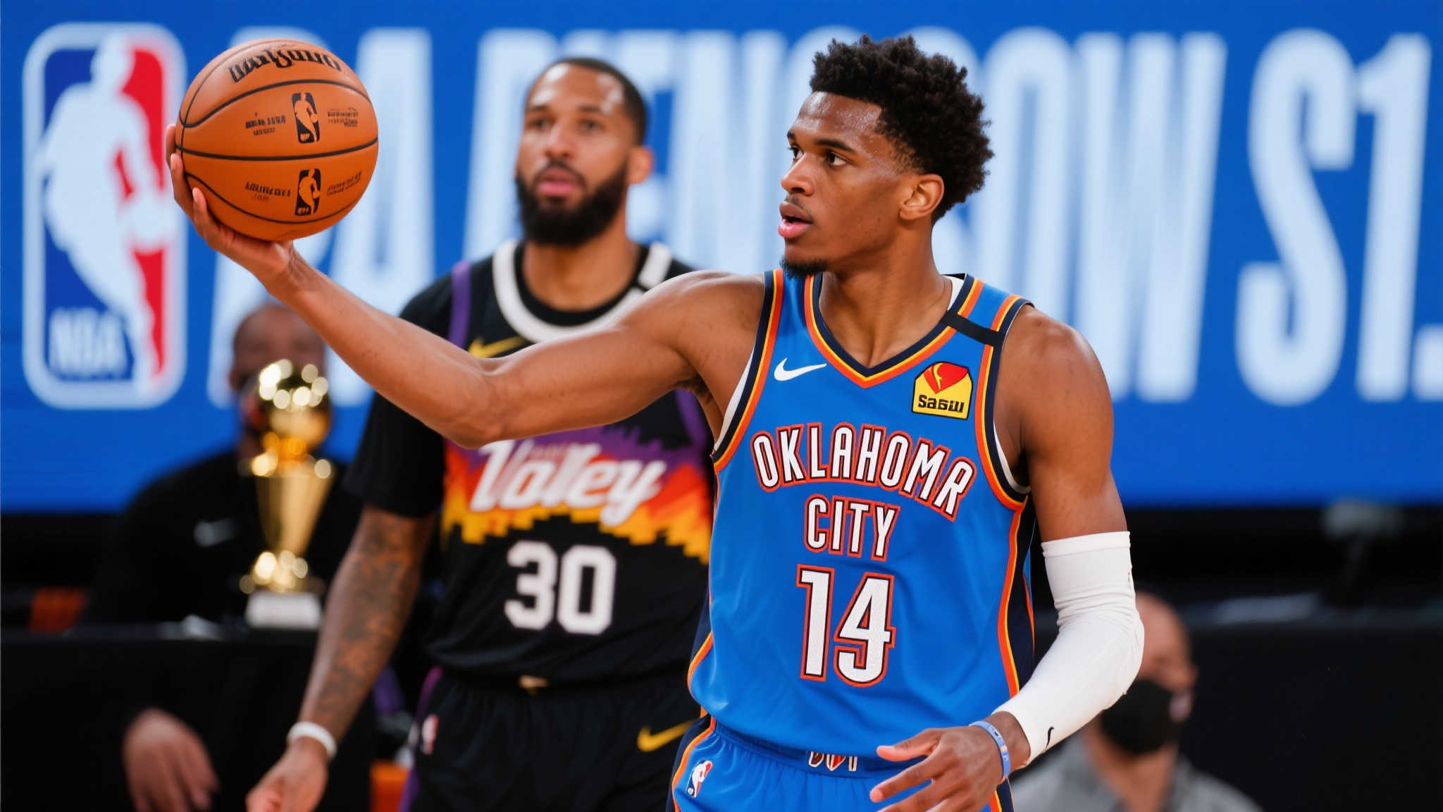 亚历山大缔造传奇:单赛季得分王+总冠军,追平奥尼尔1999-2000壮举 作为俄克拉荷马城雷霆队绝对核心,谢伊·吉尔杰斯-亚